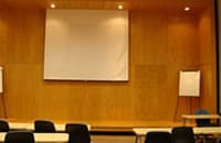 La creación de este espacio resultaba fundamental pues el aula existente con anterioridad tenía 30 años de uso y era obsoleta en muchos aspectos. Hoy, el nuevo auditorio de usos múltiples cuenta con todo lo necesario para impartir cursos, seminarios, charlas y videoconferencias. Se cuenta, por ejemplo, con lo necesario para implementar un sistema de traducción, así como con una terraza en la cual se puede, desde tomar un café durante unos minutos de descanso de algún evento, hasta organizar una comida formal. Cabe señalar que en el aula pueden estar 50 personas, con sus mesas si se trata por ejemplo de una actividad de certificación o 100 personas, si se trata de alguna conferencia.